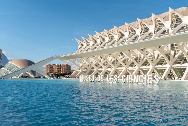 Lateral de la Ciudad de las Artes y las Ciencias de Valencia. Vista del Centro Cultural