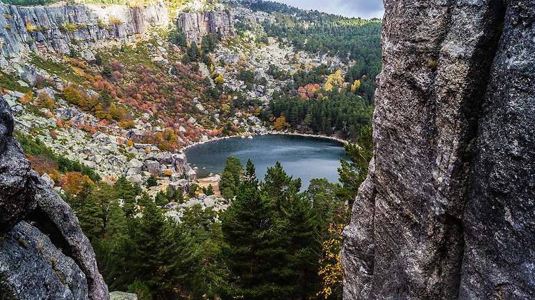 La laguna negra entre montañas y bosques