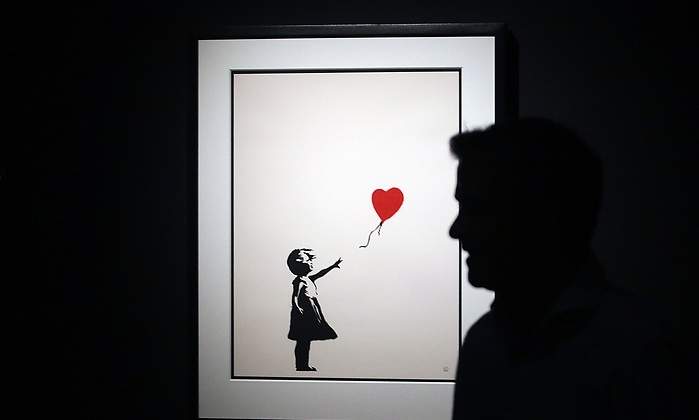 EuropaPress_2157324_Serigrafia_original_de_-Girl_with_Baloon-_expuesta_en_-Banksy_The_Art_of_Protest-.jpg