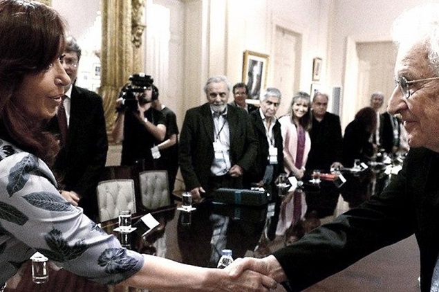Cristina-Noam-Chomsky635largo.jpg