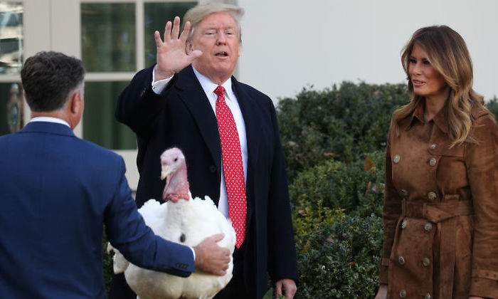 trump-malania-accion-gracias-pavo.jpg