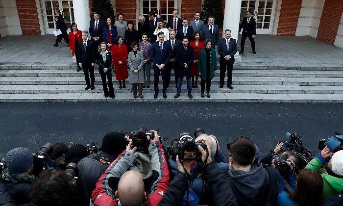 foto-familia-nuevo-gobierno-psoe-unidas-podemos-moncloa-fotografos-770x420-reuters.jpg