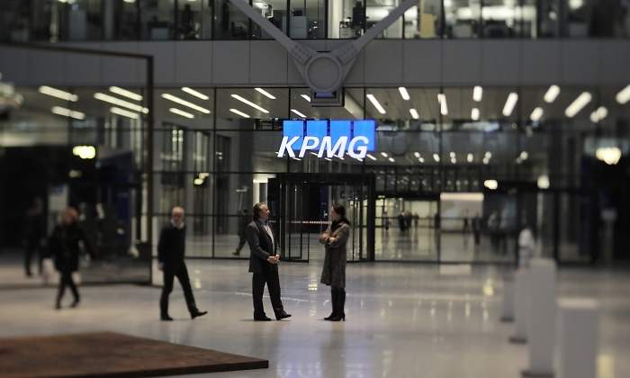 KPMG-edificio-personas-dreamstime.jpg