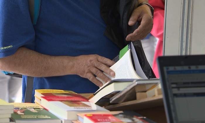libros-mano.jpg