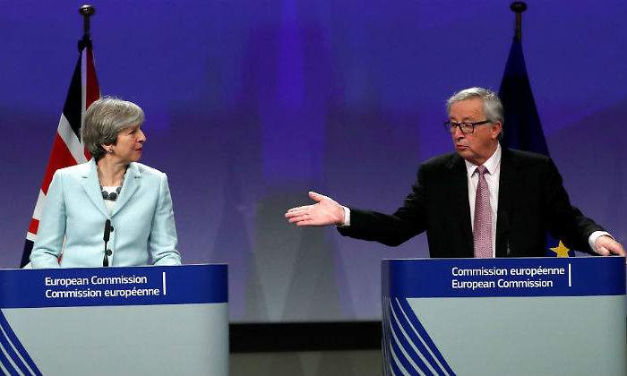 may-juncker-atriles-reuters.jpg