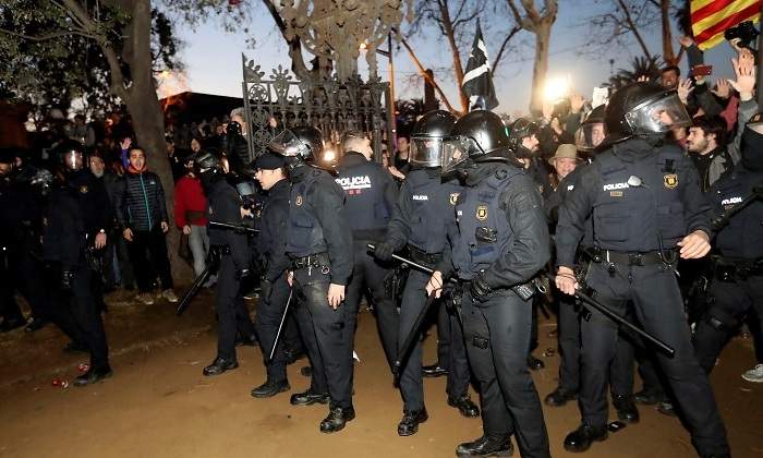 mossos-protestas-parlament-30enero-efe.jpg