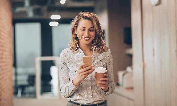 ejecutivo-mujer-CEO-redes-sociales-movil-getty-770x420.jpg