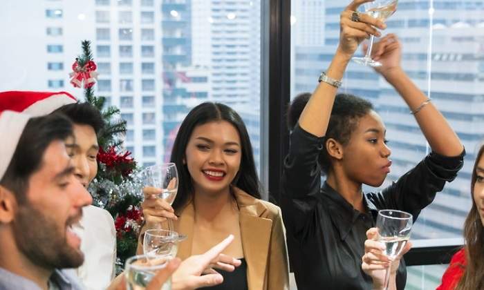 cena-navidad-empresa-oficina-champagne-companeros-trabajo-getty-770x420.jpg