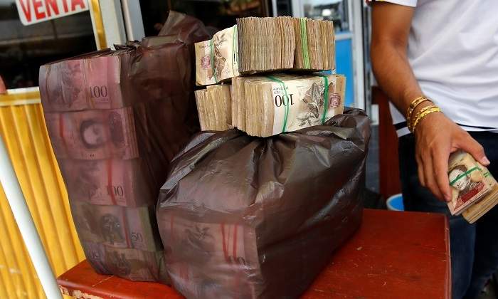 bolivares-saco-venezuela-reuters-770x420.jpg