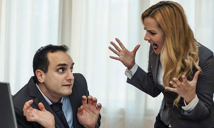 Empleado y jefa iStock