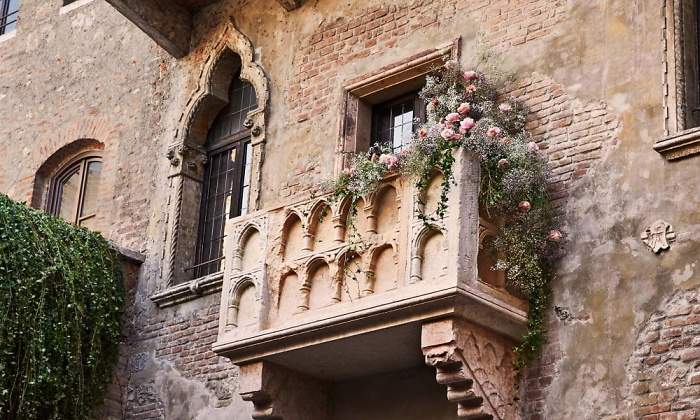 balcon-romeo-julieta-airbnb-1.jpg