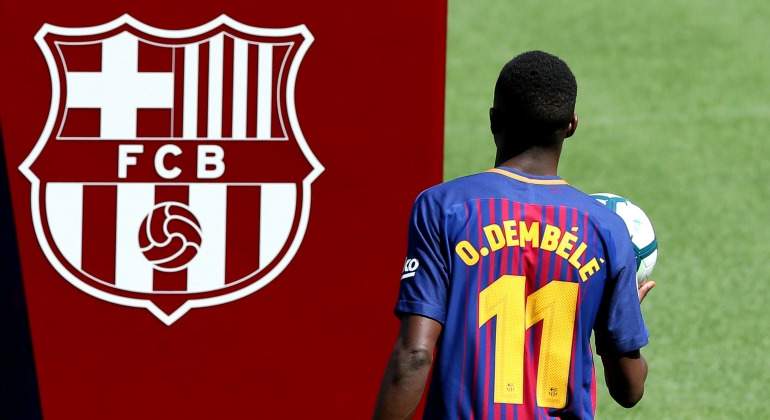 Dembele-escudo-Barcelona-presentacion-2017-reuters.jpg