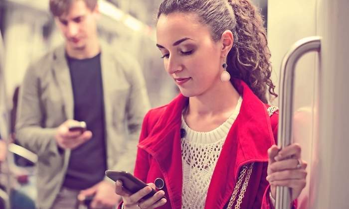 moviles-jovenes-vagon-metro-dreamstime.jpg