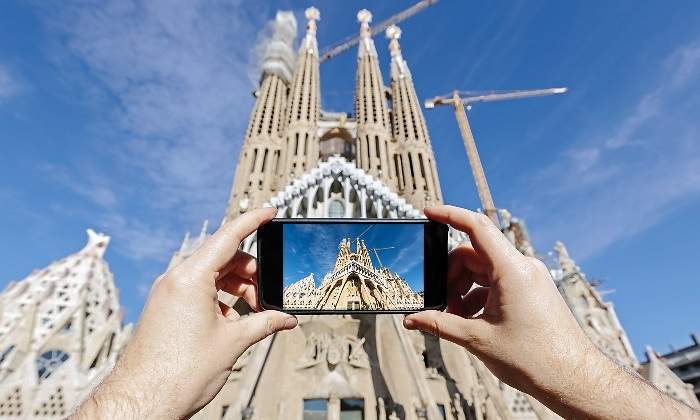 sagrada-familia-barcelona-movil-foto-turista-manos-getty-770x420.jpg