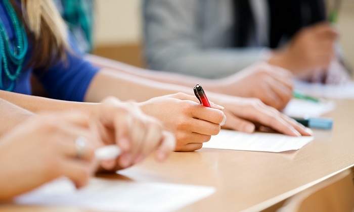 Estudiantes en el aula iStock