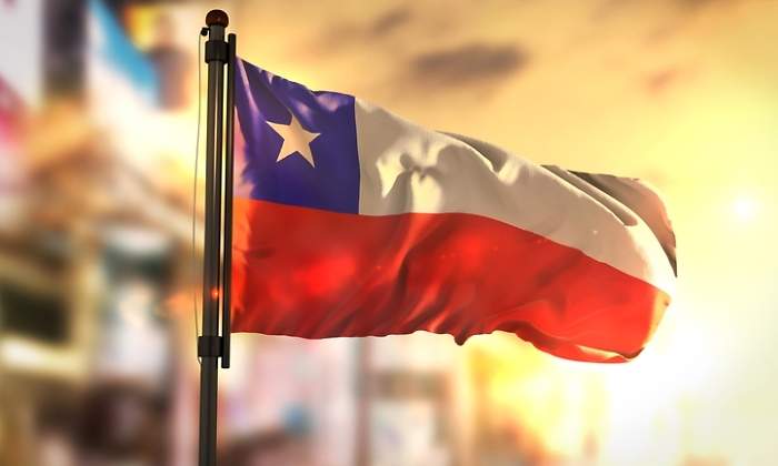 Bandera de Chile sobre una puesta de sol