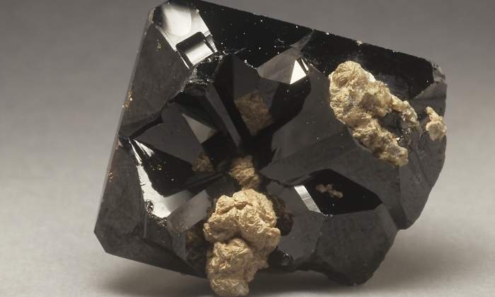 tantalita-mineral.jpg