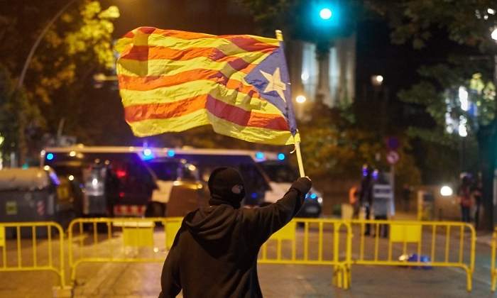 cataluna-protestas-4-noche-girona-bandera-efe.jpg