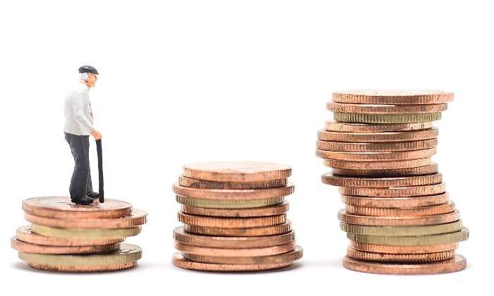 jubilado-montones-monedas-perfil-dreamstime.jpg