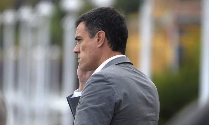 pedro-sanchez-telefono-reuters.jpg