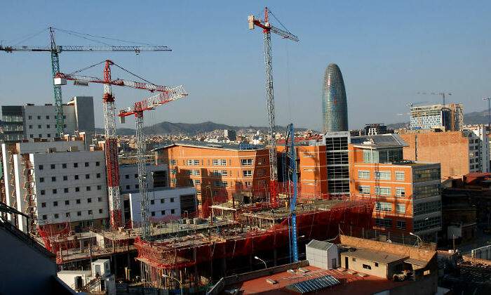 vivienda-barcelona-gruas-alamy.jpg