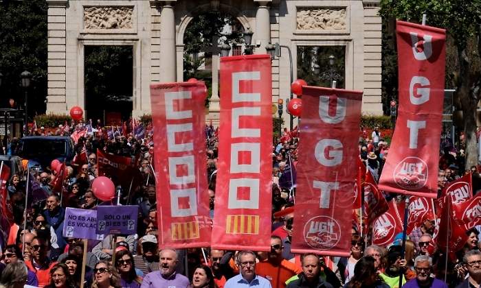 ccoo-ugt-manifestacion-banderas.jpg