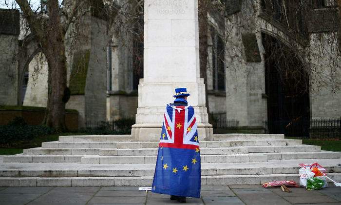 brexit-hombre-bandera-reuters.jpg