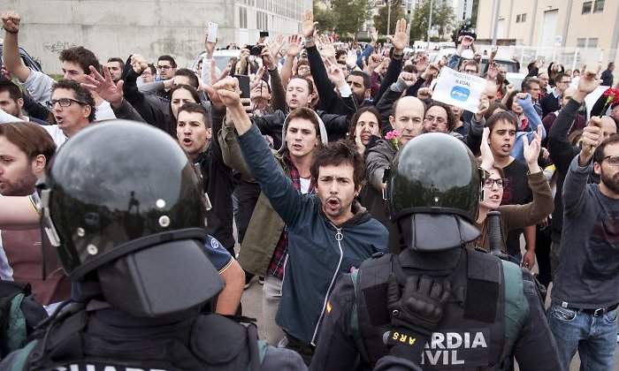 referendum-guardia-civil-enfrentamiento-efe.jpg