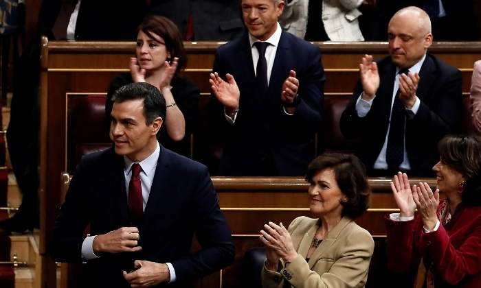 sanchez-aplauso-bancada-psoe-investidura-efe.jpg