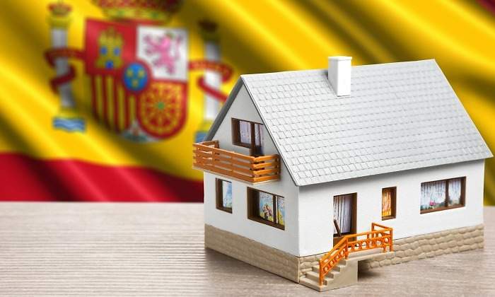 casa-espana-bandera-dreamstime.jpg