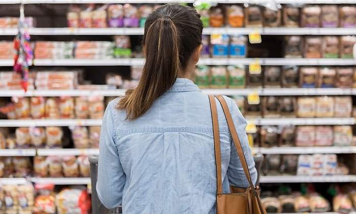 Mujer-coleta-marcas-supermercado-iStock.jpg