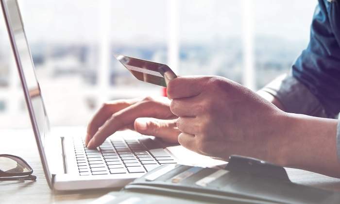 Una persona paga con tarjeta una compra online