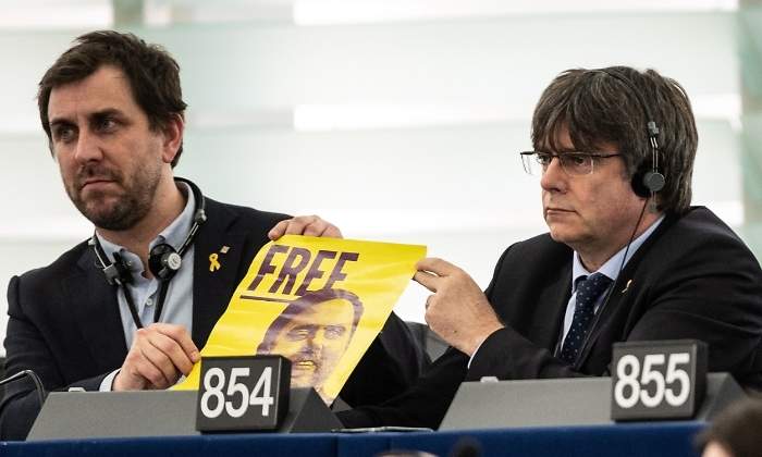 puigdemont-comin-cartel-junqueras-eurocamara-efe.jpg