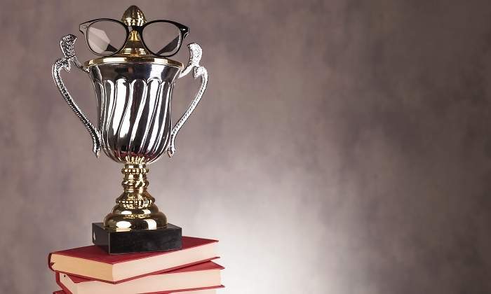 Premio sobre una pila de libros