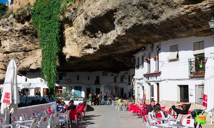 Setenil-de-las-Bodega-escapada-rural-semana-santa-Diegomartincoppola-dreamstime.jpg