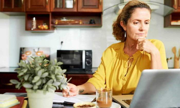 mujer-portatil-amadecasa-mirando-pension-dreasmtime.jpg