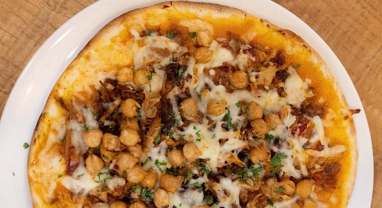 Pizza de cocido madrileño con garbanzos
