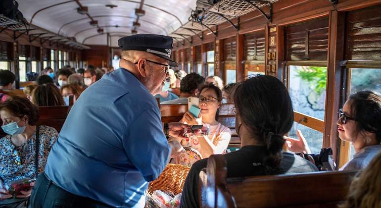 El revisor pidiendo los tickets a los pasajeros del tren de la fresa